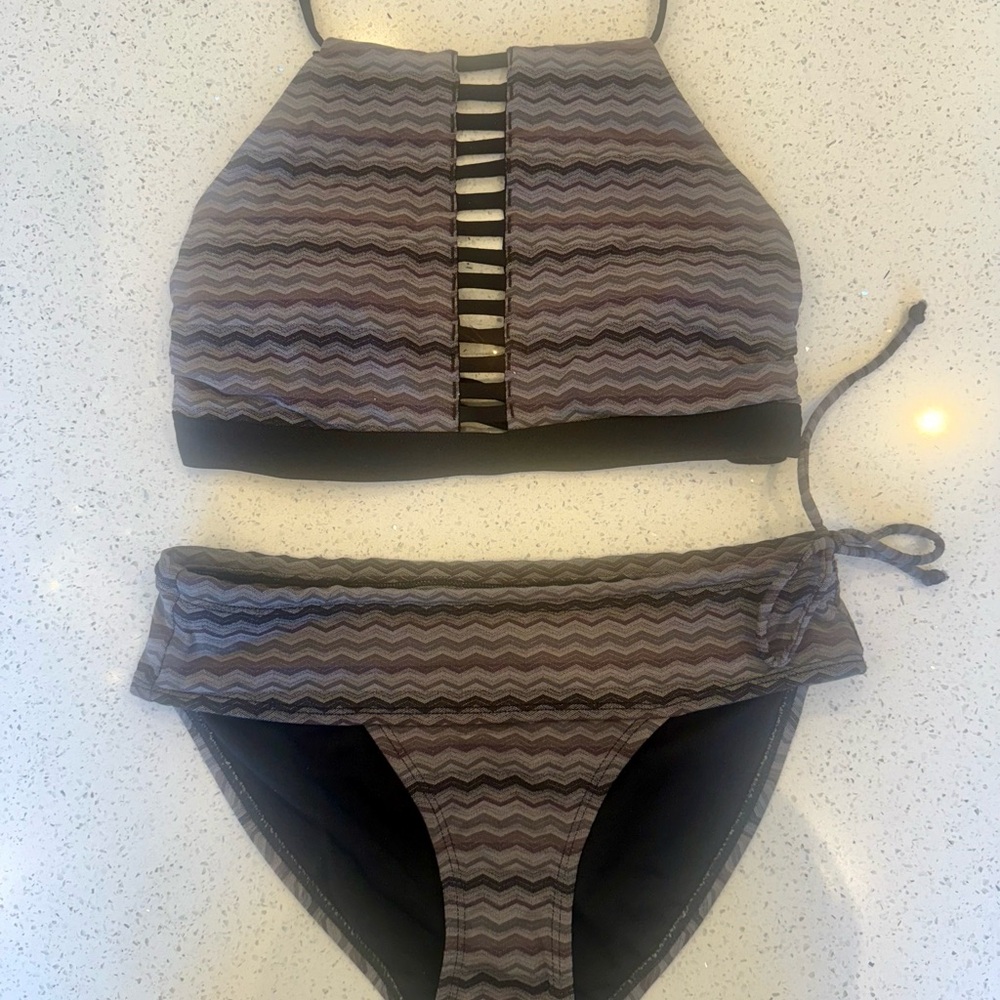 Athleta Stylish Zigzag Patterned Bikini Set - image 1